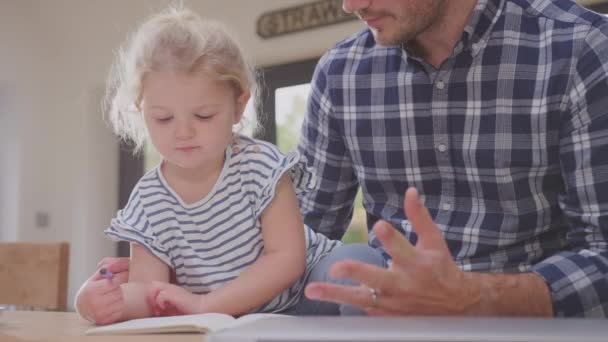 Pai Casa Balcão Cozinha Ajudando Jovem Filha Desenhar Quadro Livro — Vídeo de Stock