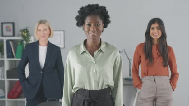 Πορτρέτο Του Χαμογελώντας Θηλυκό Πολυ Φυλετική Επιχειρηματική Ομάδα Στέκεται Στο — Αρχείο Βίντεο