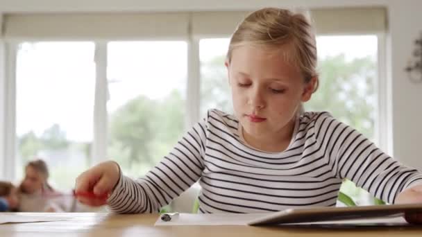 Mädchen Mit Digitalem Tablet Hause Bei Gesundheitspandemie Mit Familie Tisch — Stockvideo