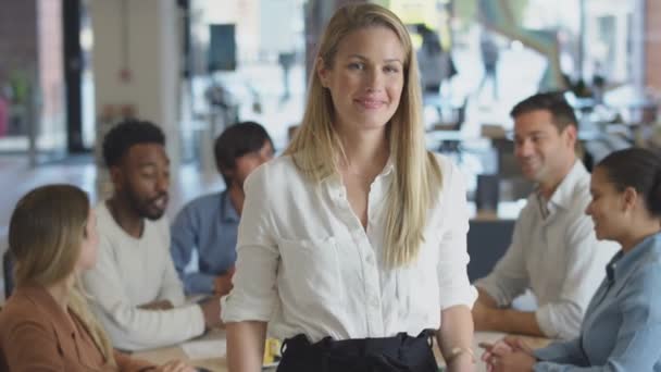 Portrait Businesswoman Colleagues Background Sitting Table Open Plan Office Dalam — Stok Video