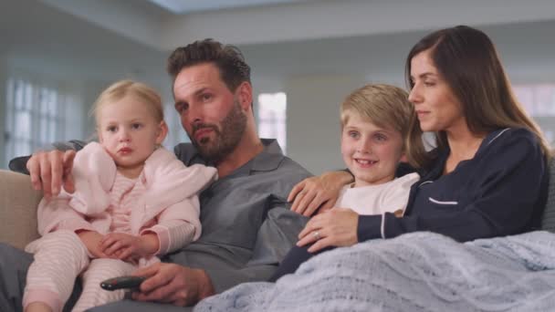 Família Pijama Sentados Sofá Assistindo Juntos — Vídeo de Stock