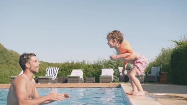 Ung Pojke Bär Armband Hoppa Vatten Från Sidan Poolen Fångas — Stockvideo