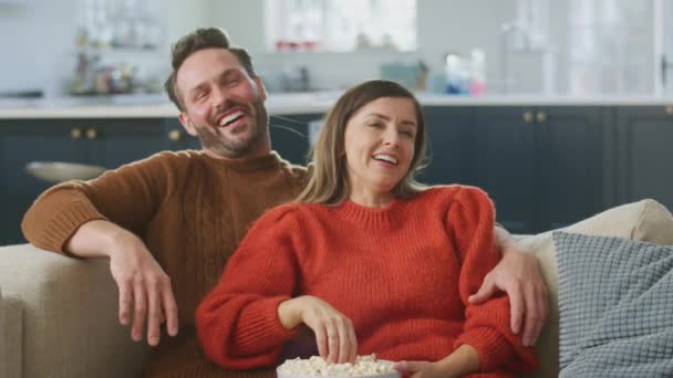 Pasangan Duduk Sofa Dengan Popcorn Tertawa Menonton Komedi Bersama Sama — Stok Video