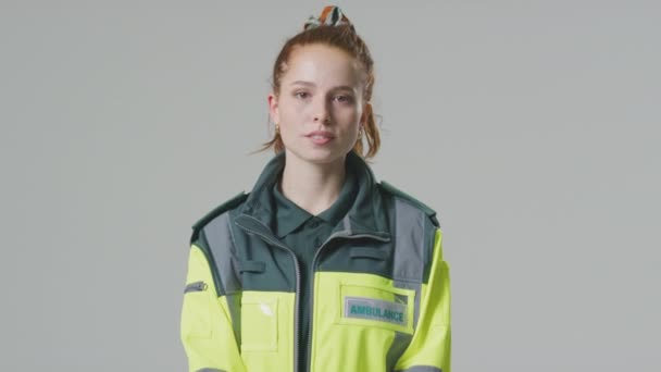 Studio Portret Van Lachende Jonge Vrouwelijke Paramedicus Tegen Een Eenvoudige — Stockvideo