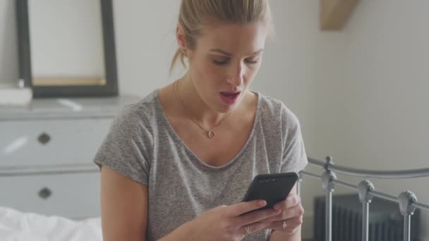 Mulher Infeliz Vestindo Pijama Sentado Cama Com Telefone Celular Sendo — Vídeo de Stock