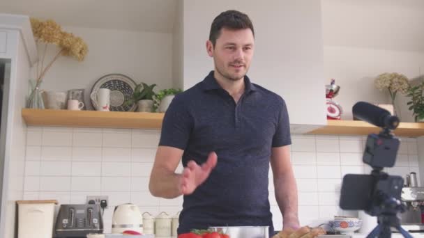 Dojrzałe Człowiek Vlogging Social Media Wideo Żywności Domu Kuchni Telefon — Wideo stockowe