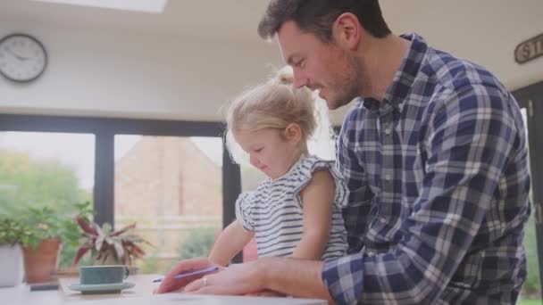 Baba Evde Mutfak Tezgahında Küçük Kızın Yavaş Çekimde Resim Çizmesine — Stok video