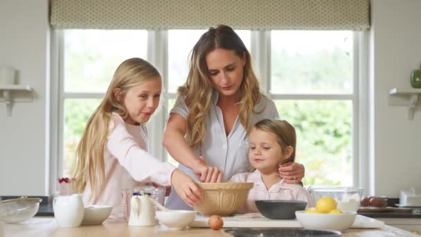 Mutter Und Zwei Töchter Pyjama Backen Gemeinsam Küche Hause — Stockvideo