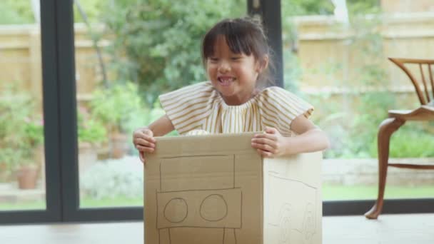 Aziatisch Meisje Having Plezier Spelen Junk Gemodelleerde Auto Keukenvloer Thuis — Stockvideo