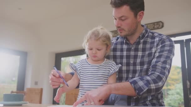Baba Evde Mutfak Tezgahında Küçük Kızın Yavaş Çekimde Resim Çizmesine — Stok video