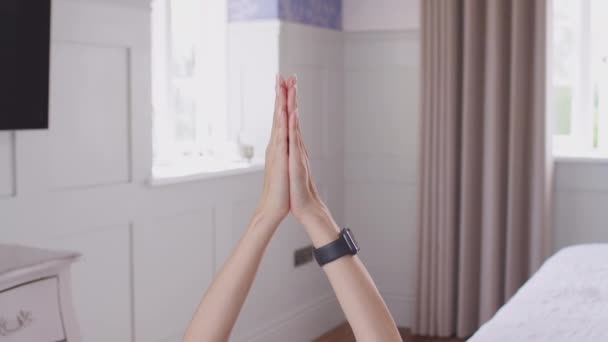 Gros Plan Des Mains Femme Réunissant Dans Pose Yoga Avant — Video