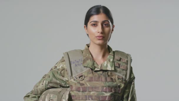 Studio Portrét Seriózní Mladé Ženy Voják Vojenské Uniformě Proti Prostému — Stock video