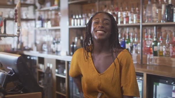 Retrato Sonriente Mujer Trabajadora Barra Pie Detrás Del Contador — Vídeo de stock