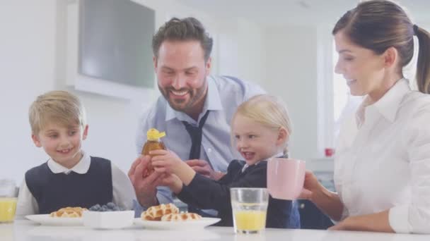 Діти Шкільній Формі Кухні Їдять Сніданок Вафлі Батьки Готові Роботи — стокове відео
