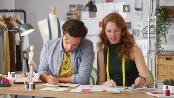 Mężczyzna Kobieta Ubrania Projektanci Patrząc Szkice Pracuje Wzory Studio Mody — Wideo stockowe