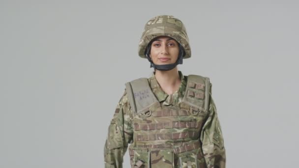 Retrato Estudio Una Joven Soldado Seria Con Uniforme Militar Contra — Vídeo de stock