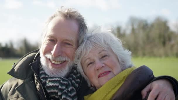 Retrato Casal Sênior Amoroso Desfrutando Outono Inverno Passeio Através Parque — Vídeo de Stock