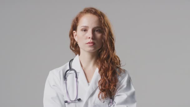 Retrato Estudio Sonriente Doctora Con Estetoscopio Capa Blanca Contra Fondo — Vídeos de Stock