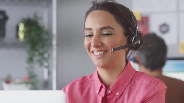 Kadını Telefon Kulaklığı Takıyor Müşteri Hizmetleri Çağrı Merkezinde Müşteriyle Konuşuyor — Stok video