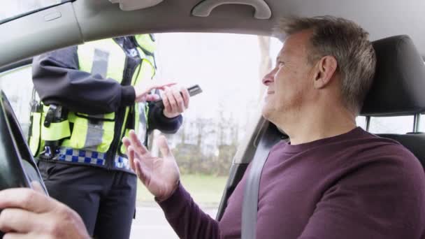 Man Bestuurder Wordt Tegengehouden Door Vrouwelijke Traffic Police Officer Met — Stockvideo