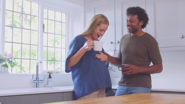 Maduro Pareja Con Embarazada Esposa Cocina Hablando Bebiendo Café Juntos — Vídeo de stock