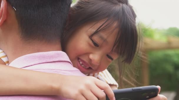 Asiático Padre Acurrucado Chica Jardín Como Chica Mira Por Encima — Vídeos de Stock