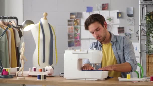 Мужчина Студент Владелец Бизнеса Работающий Индустрии Моды Используя Швейную Машину — стоковое видео
