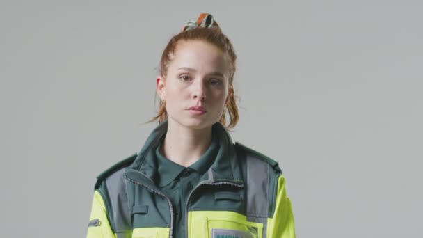 Studio Portret Van Ernstige Jonge Vrouw Paramedicus Draaien Gezicht Camera — Stockvideo