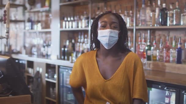 Porträtt Kvinnliga Bar Worker Bär Ansiktsmask Hälsa Pandemisk Stående Bakom — Stockvideo