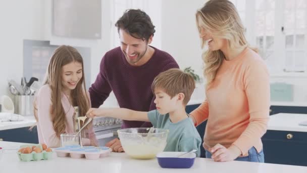 Familj Med Två Barn Köket Hemma Kul Bakning Tårtor Tillsammans — Stockvideo