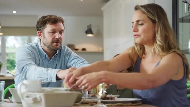 Genitori Che Servono Cibo Mentre Famiglia Siede Tavola Godetevi Pasto — Video Stock