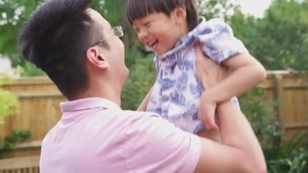 Asijské Otec Zvedání Smích Syn Vzduchu Jak Hrají Hru Zahradě — Stock video