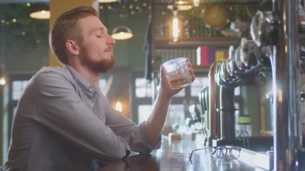 Δυστυχισμένος Άνθρωπος Κάθεται Στο Μπαρ Pub Πίνοντας Μόνος Ένα Ποτήρι — Αρχείο Βίντεο