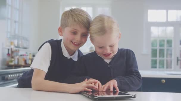 Deux Enfants Portant Uniforme Scolaire Dans Cuisine Jouant Avec Tablette — Video