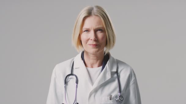 Retrato Estudio Doctora Madura Con Estetoscopio Usando Una Capa Blanca — Vídeos de Stock