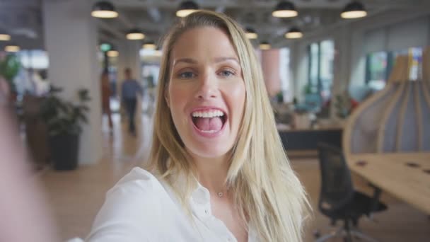 Porträtt Ung Affärskvinna Vlogging Kameran Moderna Öppna Planen Kontor — Stockvideo