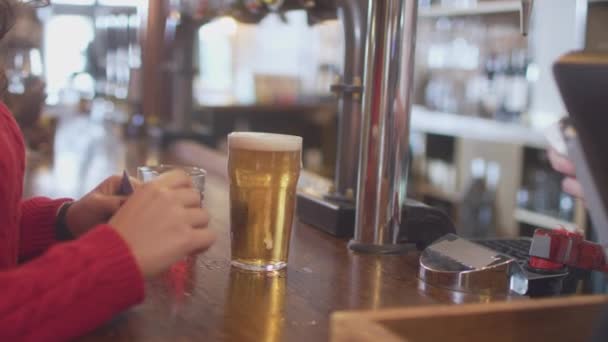 酒吧非接触式酒水付费女性顾客在健康大流行病中的亲密接触 — 图库视频影像