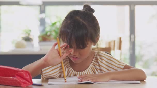 Молодая Азиатская Девочка Домашнее Образование Работает Столом Кухне Записи Книге — стоковое видео