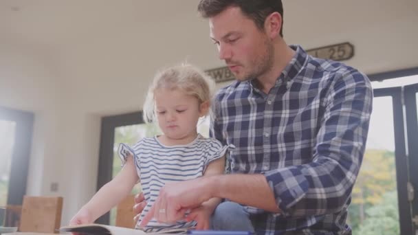 Pai Casa Balcão Cozinha Ajudando Filha Ler Livro Filmado Câmera — Vídeo de Stock