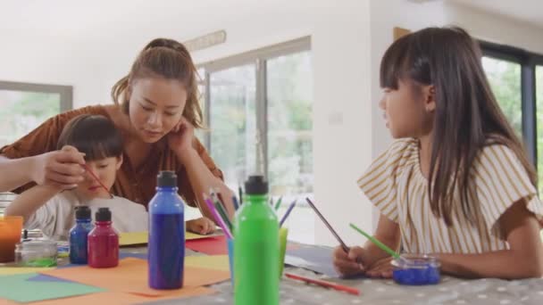 Asiático Madre Tener Divertido Con Niños Haciendo Arte Mesa Casa — Vídeos de Stock