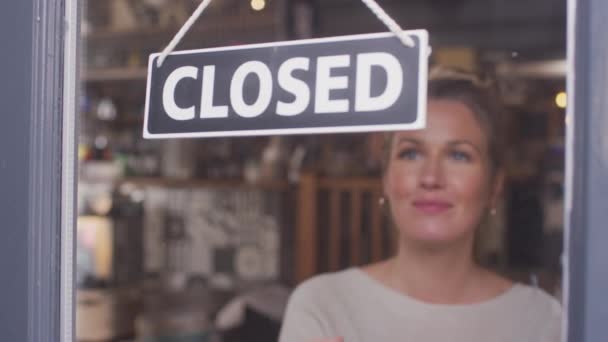 Propriétaire Féminin Petite Entreprise Retournant Ouvrir Une Connexion Boutique Café — Video