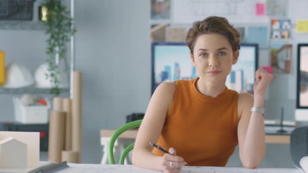 Retrato Sonriente Arquitecta Femenina Oficina Trabajando Escritorio Con Modelo Edificio — Vídeo de stock