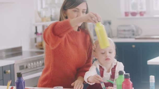 Moeder Met Dochter Thuis Doen Ambachten Schilderen Afbeelding Keuken — Stockvideo