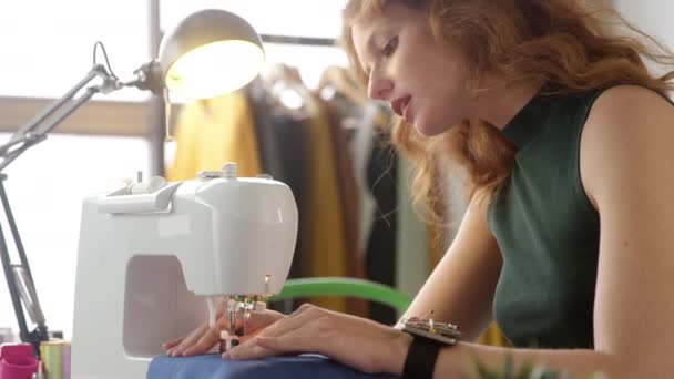 Moda Endüstrisinde Stüdyoda Dikiş Makinesi Ile Çalışan Bayan Öğrenci Veya — Stok video