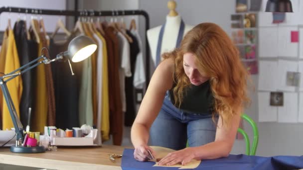 在时尚工作室工作的女装设计师在粉笔织物绘图中的肖像 — 图库视频影像