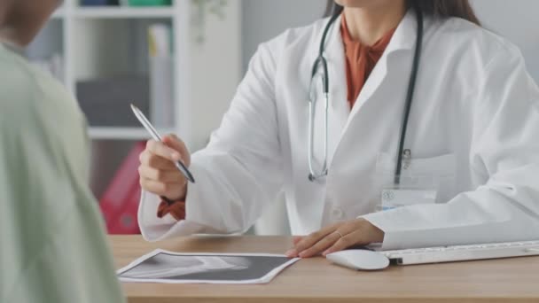 Médica Consultora Vestindo Casaco Branco Tendo Reunião Com Paciente Feminino — Vídeo de Stock