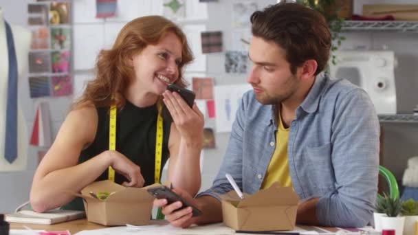 Designers Masculinos Femininos Forma Que Têm Almoço Trabalho Que Olha — Vídeo de Stock