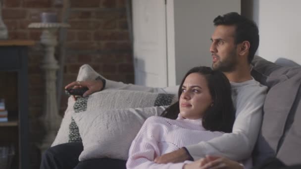 Bir Çift Evdeki Kanepede Uzanıyor Dinleniyor Birlikte Korku Filmi Izliyorlar — Stok video
