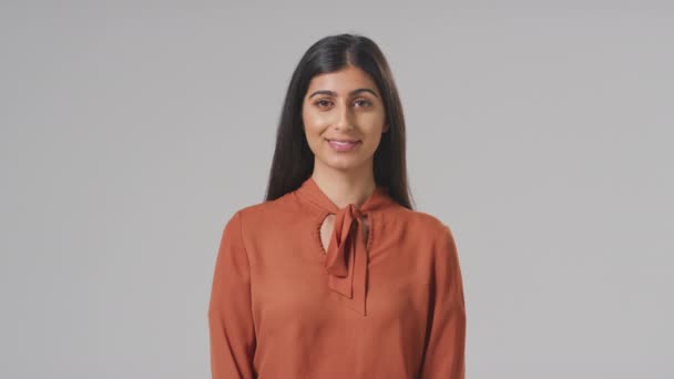 Retrato Estudio Una Joven Empresaria Sonriente Contexto Llano — Vídeo de stock