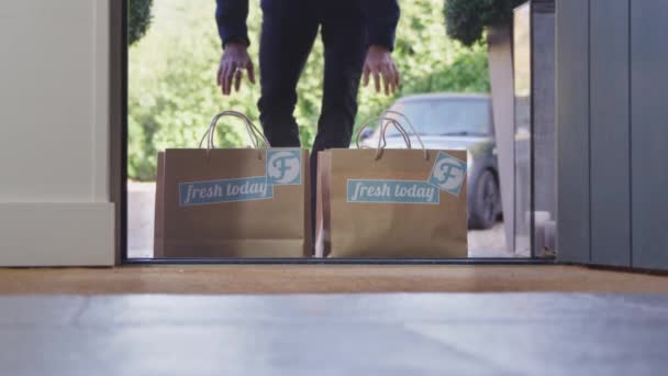 Man Wearing Mask Making Home Delivery Takeaway Food Front Door — Stock Video